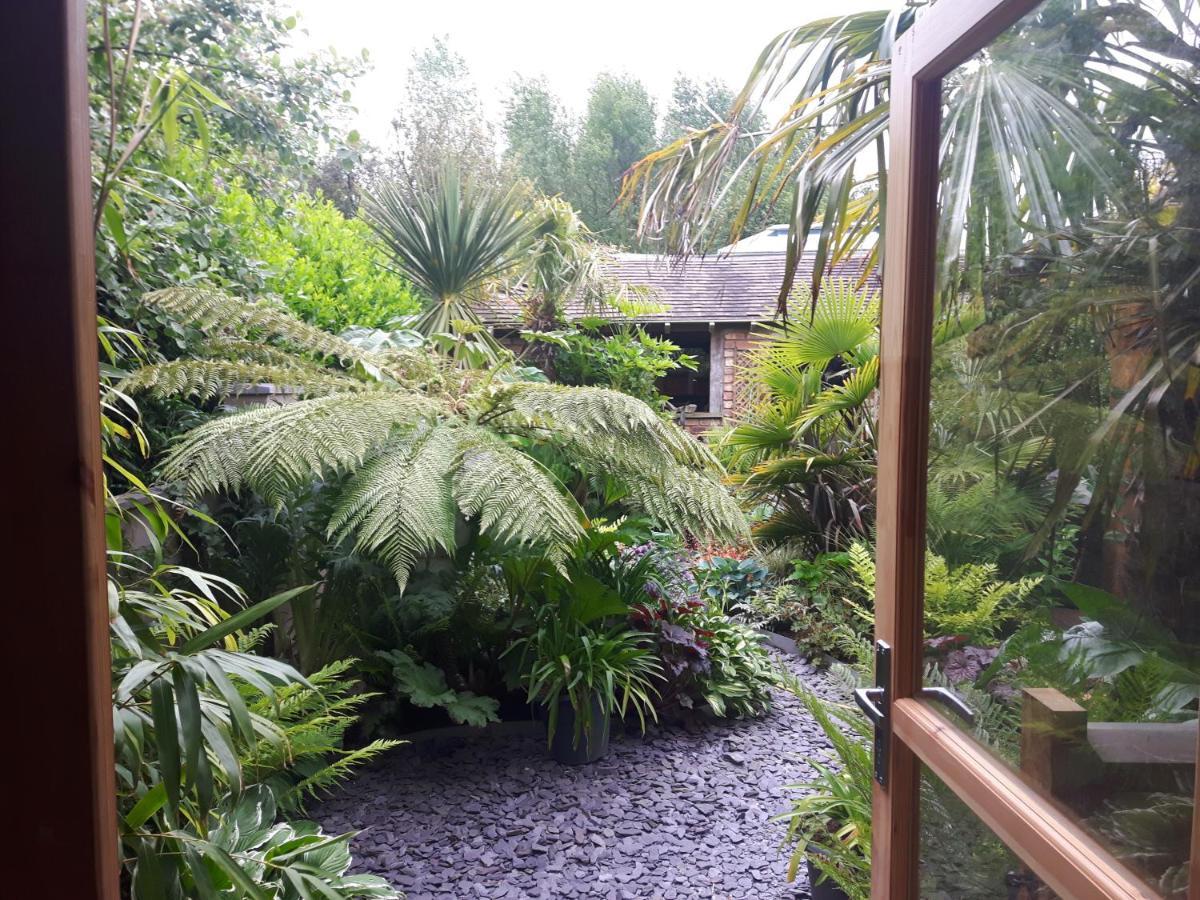 cabin set in a beautiful romantic tropical garden Sutton Coldfield Exterior foto