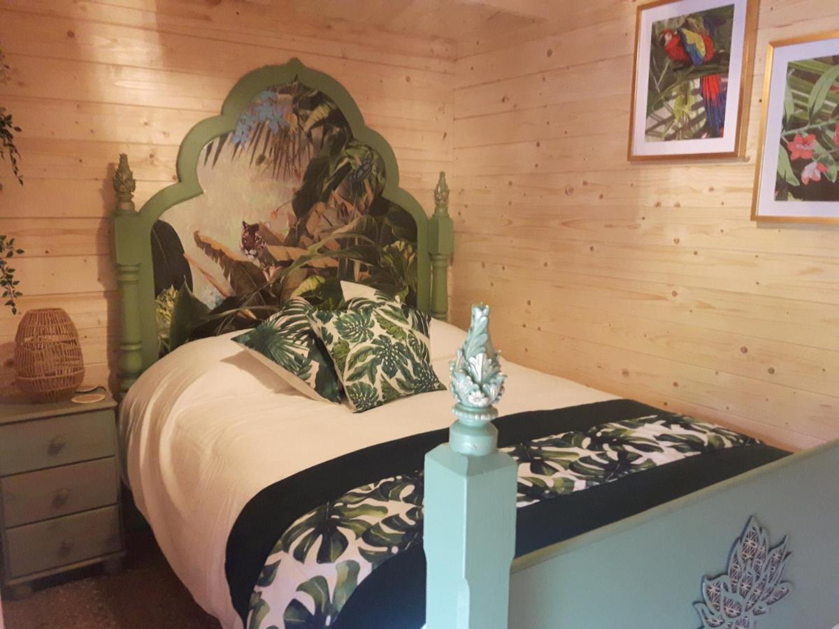 cabin set in a beautiful romantic tropical garden Sutton Coldfield Exterior foto