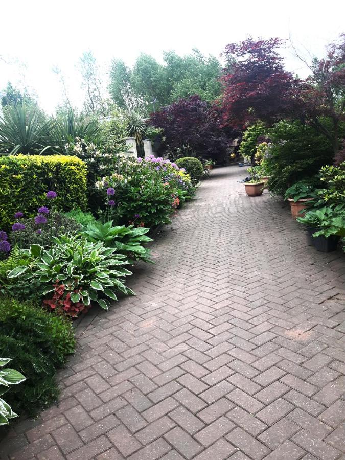 cabin set in a beautiful romantic tropical garden Sutton Coldfield Exterior foto