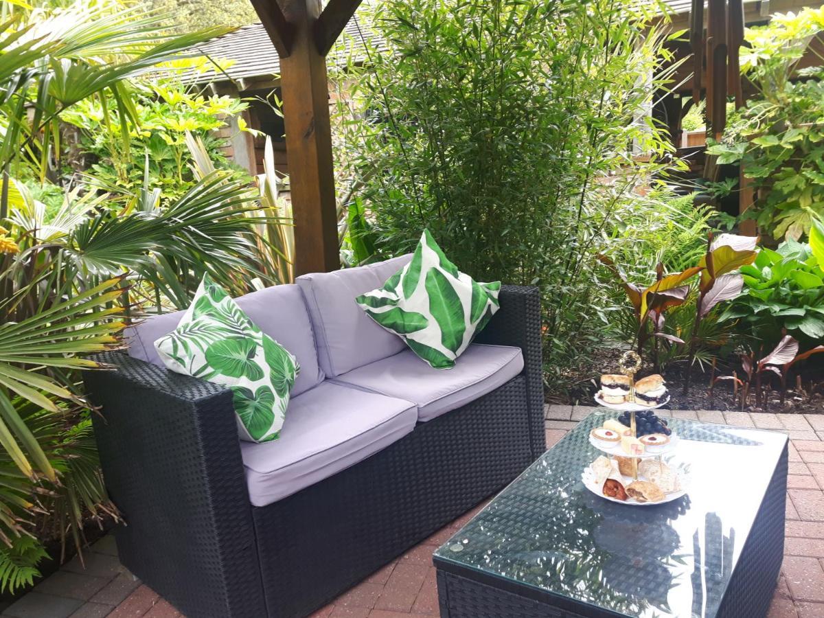 cabin set in a beautiful romantic tropical garden Sutton Coldfield Exterior foto